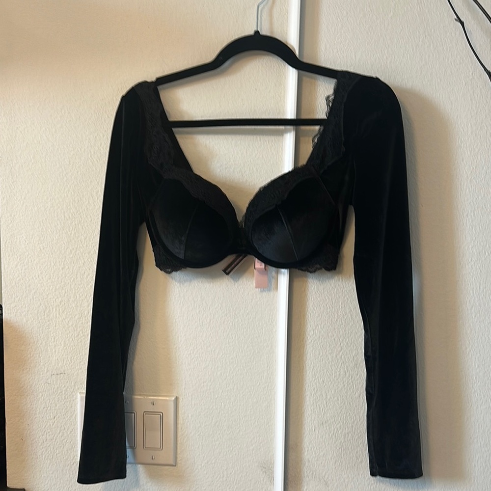 Elegant Black Bras with Adjustable Straps and Molded Cups